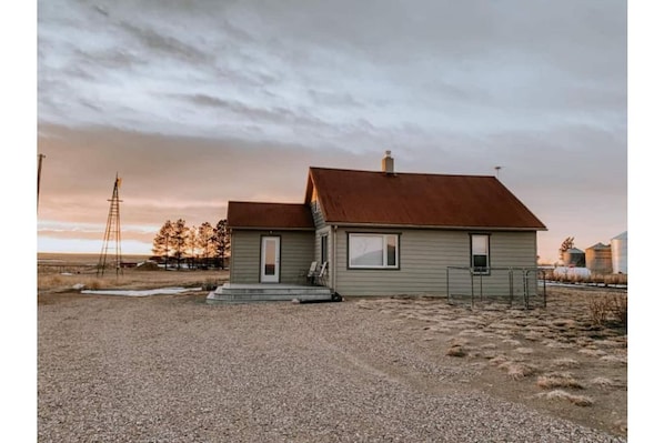 Clean, Comfortable and Cozy Farmhouse