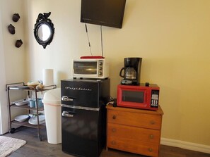 Kitchenette: fridge, microwave, toaster oven, coffee maker, and Roku TV provided