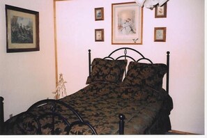 DOWNSTAIRS BEDROOM-QUEEN BED