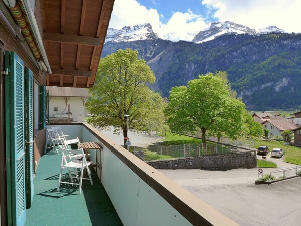 Himmel, Wolke, Pflanze, Eigentum, Berg, Gebäude, Grün, Freizeit, Schatten, Urban Design