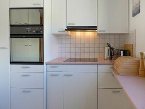 Cabinetry, Countertop, Küchengerät, Haushaltsgerät, Spüle, Küche, Produkt, Herd, Gebäude, Major Appliance