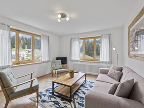 Möbel, Couch, Eigentum, Tabelle, Azurblau, Fenster, Bilderrahmen, Holz, Gebäude, Wohnzimmer