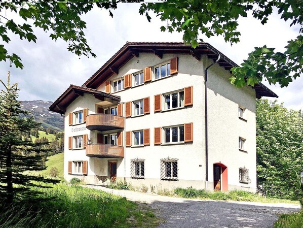 Pflanze, Himmel, Gebäude, Eigentum, Fenster, Baum, Wolke, Grundstueck, Haus