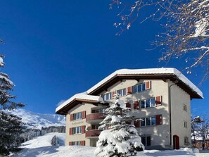 Himmel, Gebäude, Schnee, Fenster, Pflanze, Welt, Haus, Baum, Ast, Steigung