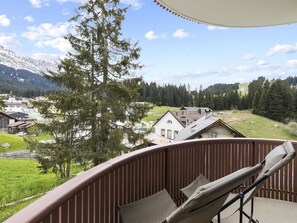 Wolke, Himmel, Daytime, Eigentum, Gebäude, Pflanze, Baum, Holz, Biome, Haus