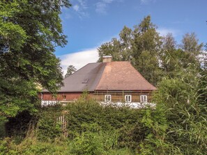 Pflanze, Wolke, Gebäude, Himmel, Fenster, Natürliche Landschaft, Haus, Baum, Grundstueck, Hütte