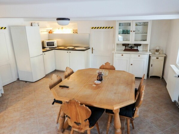 Table, Cabinetry, Furniture, Property, Wood, Building, Countertop, Kitchen & Dining Room Table, Interior Design, Kitchen Appliance
