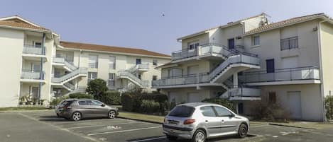 Car, Building, Sky, Wheel, Vehicle, Window, Plant, Motor Vehicle