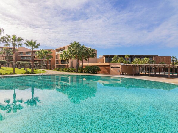 Water, Cloud, Plant, Sky, Swimming Pool, Building, Tree, Azure, Leisure, Aqua