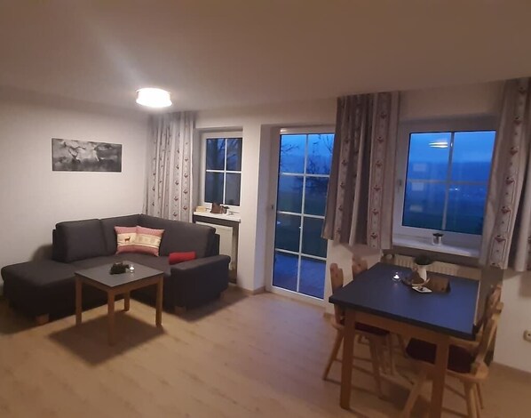 Ferienwohnung 4 Personen Terrasse-20201223_201538.jpg