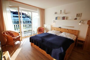 Wohn- und Schlafbereich mit Zugang zum Balkon