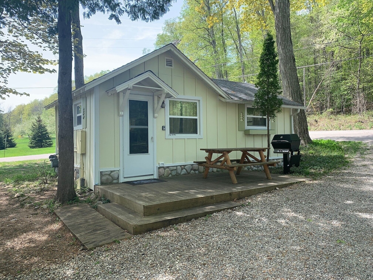 Quaint Northport cabin with a short walking distance to village.