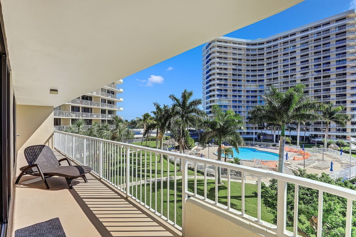 Beachfront condo w/ wraparound balcony/pool/tennis