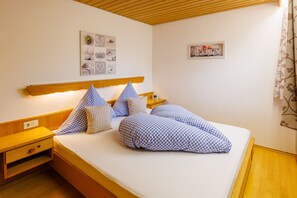 III, Ferienwohnung Unternberg 46qm, Balkon, Kochnische, 2 Schlafzimmer, 1 Wohnz.-Schlafzimmer mit Doppelbett