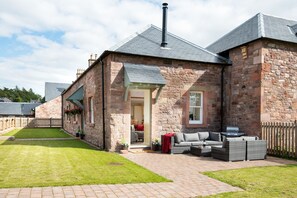 Dryburgh Steading One - lawned garden with smart outdoor seating