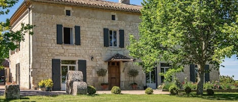 L'entrée de la Maison de Maître : le Manoir Mouret. 