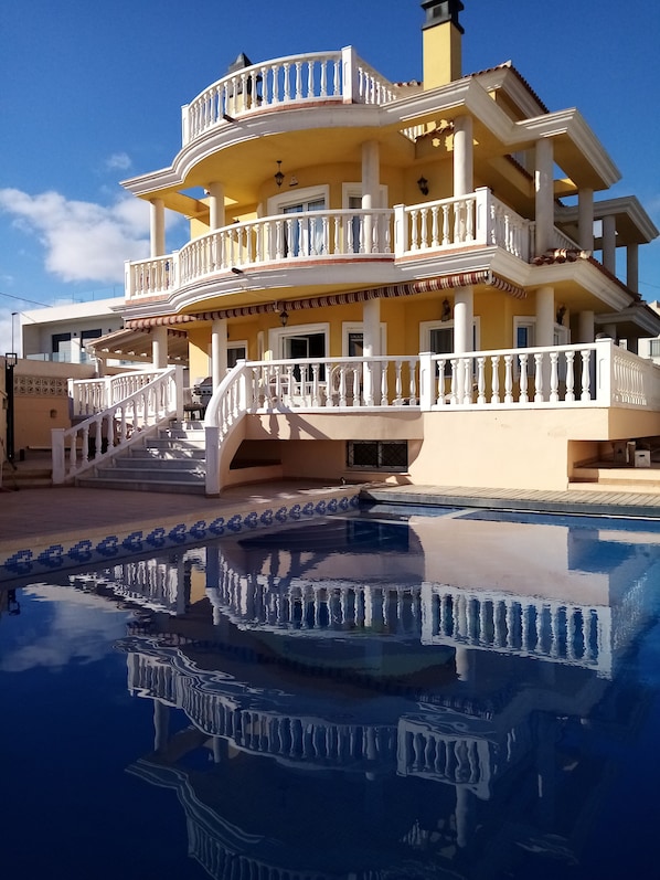 photo de la villa avec la piscine privée 