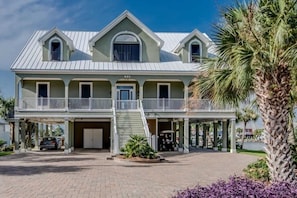 Parking for as many cars as you want, and an elevator to bring suitcases and groceries up into the house.

*Golf cart not available for guest use.