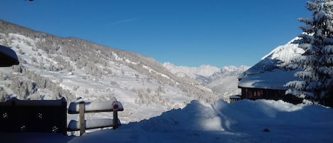 le   chalet est à droite sous la neige
