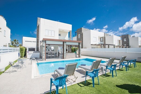 Villa AN8, Stunning 4BDR Protaras Villa, 2 min walk to the main Protaras Strip