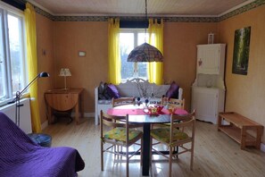 Esszimmer mit Schlafcouch