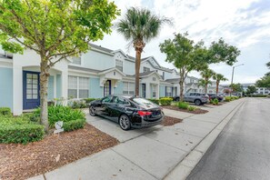 Exterior | Driveway Parking (1 Vehicle) | Parking Pad (2 Vehicles)