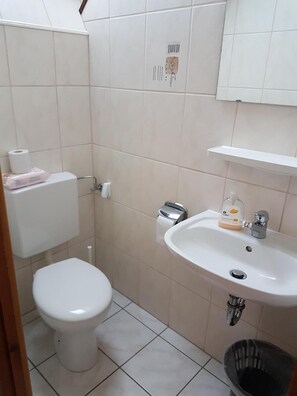 WC. WC zu Schlafzimmer unten