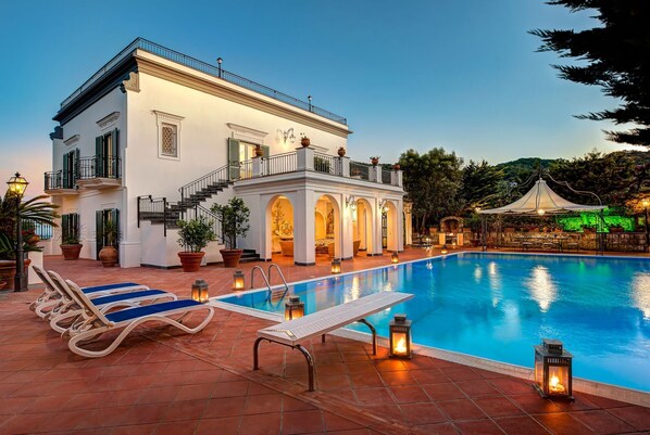 Building Exterior, Pool