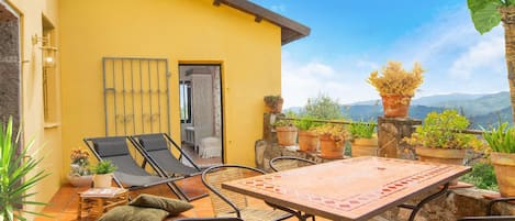 30 sqm terrace in a southwest-facing position