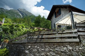 Area that directly surrounds the property. The Casa Gingelina with view to the Monte Dolada