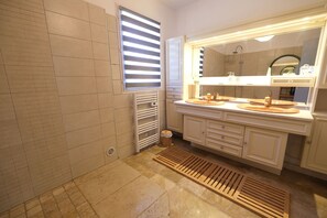 GARGAS vacation rental villa for rent 2 bathrooms