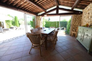 GARGAS holiday rental villa for rent terrace