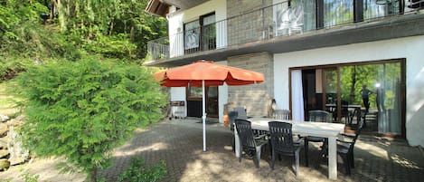 Blick von der Terrasse der Wohnung auf das Ferienhaus EifelNatur.