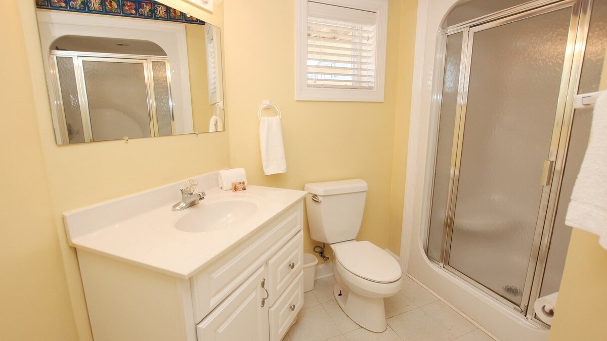 743, Golden Days- Oceanside, Ocean Views, Hot Tub, Close to Beach Access