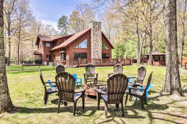 Make memories around the fire right next to the lake