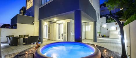 Jaccuzi und Terasse; Maisonette Apartment