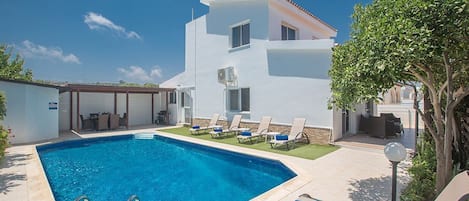 Villa DS54, Lovely 3BDR Protaras Villa, walking distance to Fig Tree Bay Beach