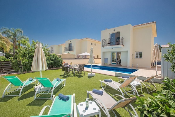 Villa CL9, Lovely 3BDR Pernera Villa, 5 minute walk to Kalamies Beach