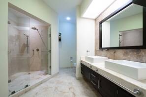 Master suite bathroom