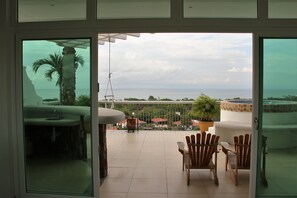 Penthouse Suite and Terrace 2 with jacuzzi, outdoor bar, BBQ 