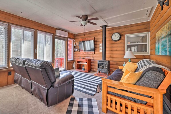 East Stroudsburg Vacation Rental | 3BR | 2BA | 1,800 Sq Ft | 2 Floors