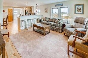 Surf-or-Sound-Realty-Bubba's-Last-Resort-940-Great-Room-2