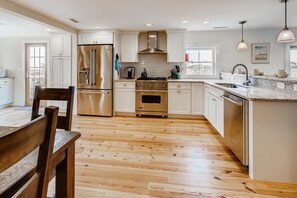 Surf-or-Sound-Realty-Bubba's-Last-Resort-940-Kitchen-2