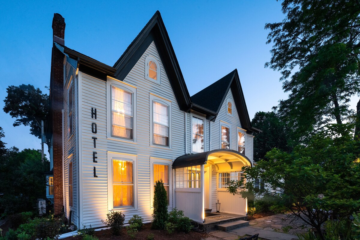 Room 10- Twin Gables of Woodstock