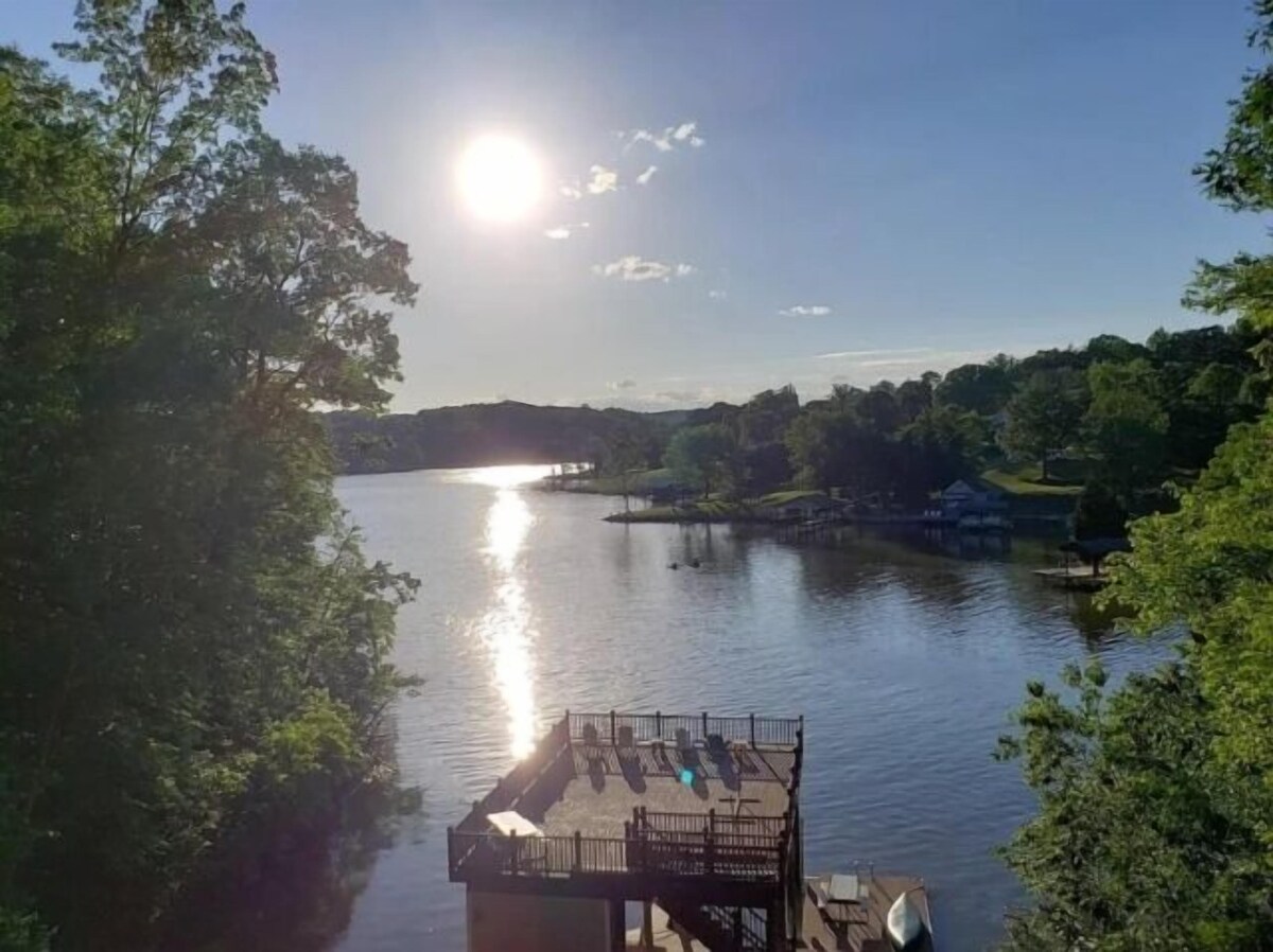 Roxy Park: Private, Wifi, 2 kayaks, quiet cove, open floorplan, gas grill