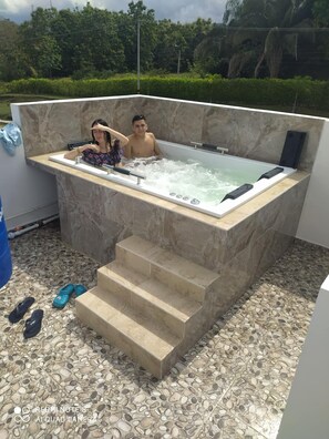 Bain à remous extérieur