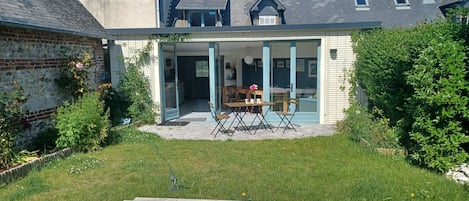 la maison vue  du jardin bien abrité, exposé plein sud, avec ses deux terrasses.