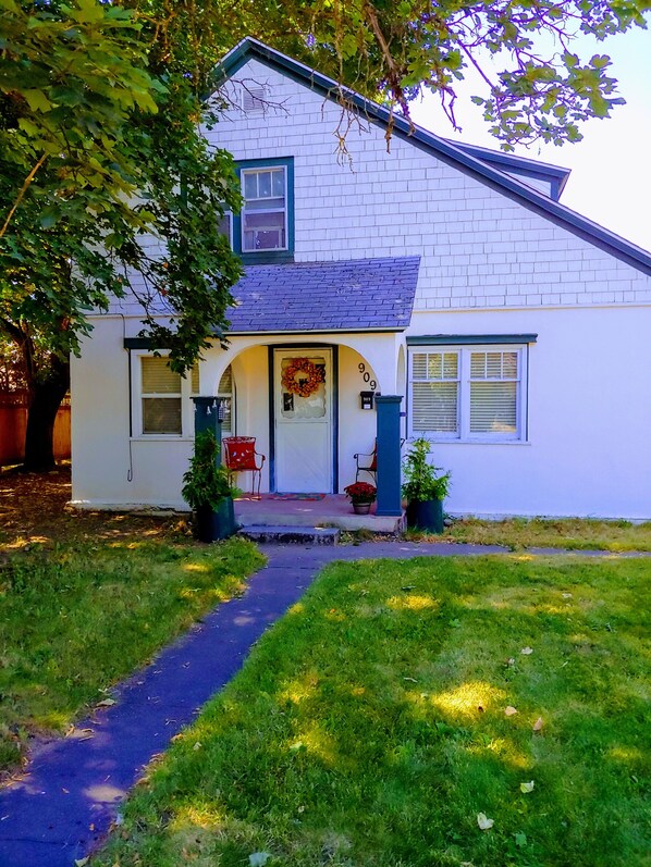 1908 Midtown cottage. Walk to city beach, pubs, restaurants & more!