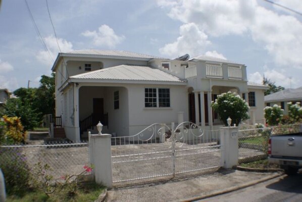 Front view of property with 3 units.
