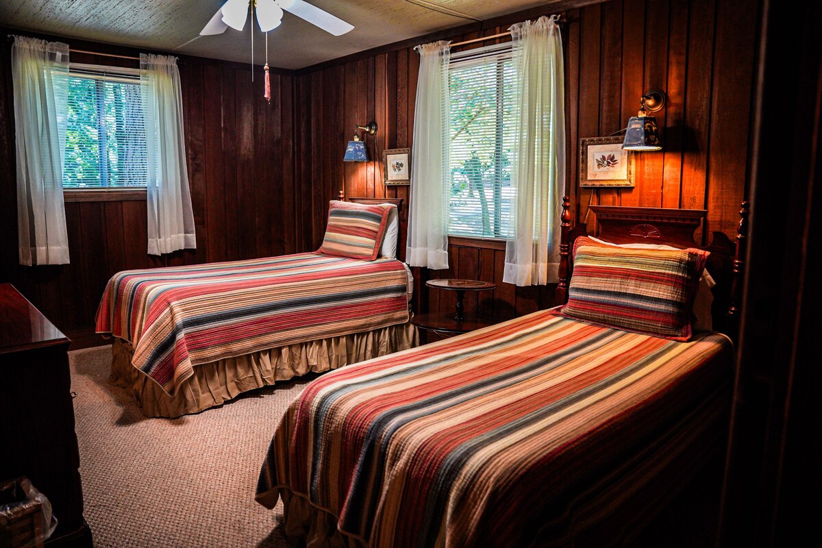 Lake View chalet with screened in porch perfect for weekend getaway!